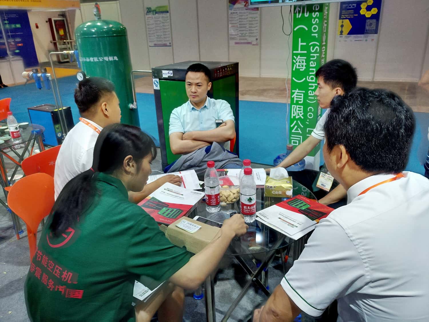 薩震意向客戶(hù)深入交流